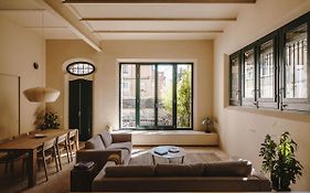 Fabrica Descals And Pavillion